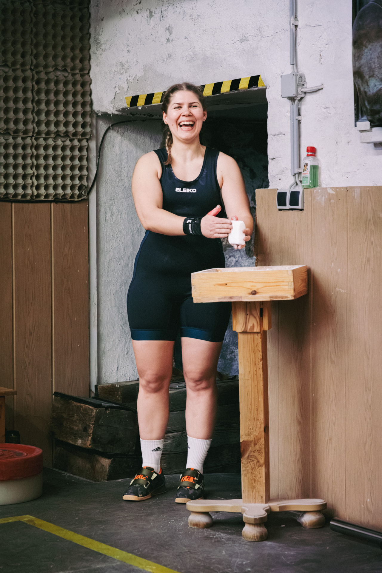 Frieda Kapsamer lachend beim Gewichtheberwettkampf